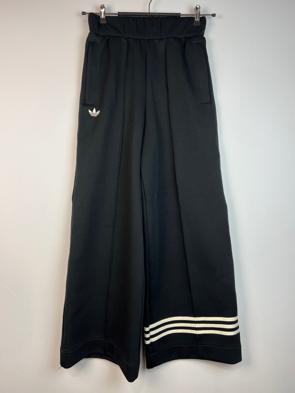 IMG_0391 Spodnie damskie Adidas Neucl Trackpant L - obrazek 1