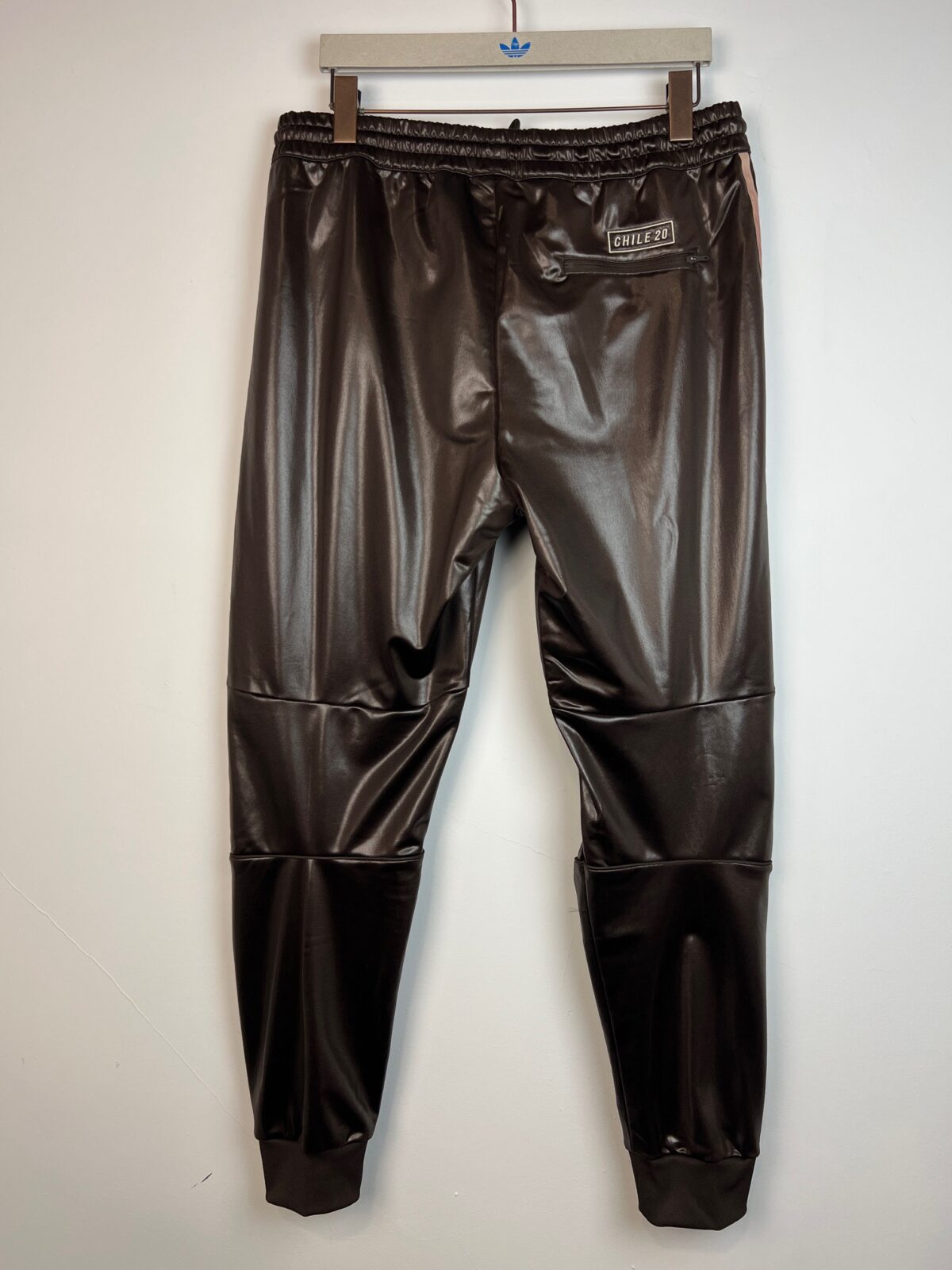 IMG_0460 Spodnie męskie Adidas Chile20 TP czekoladowe L - obrazek 2