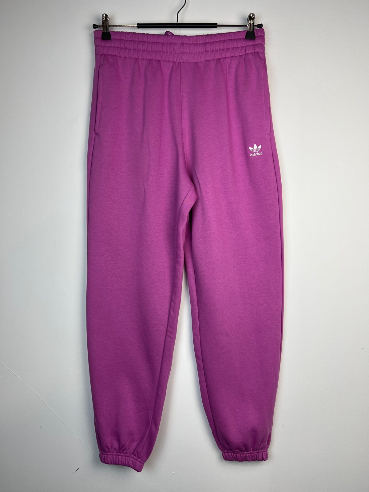 IMG_0563 Spodnie dresowe damskie Adidas Sepuli różowe - obrazek 1