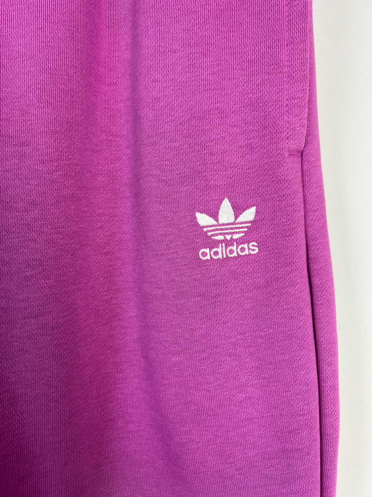 IMG_0565 Spodnie dresowe damskie Adidas Sepuli różowe - obrazek 2