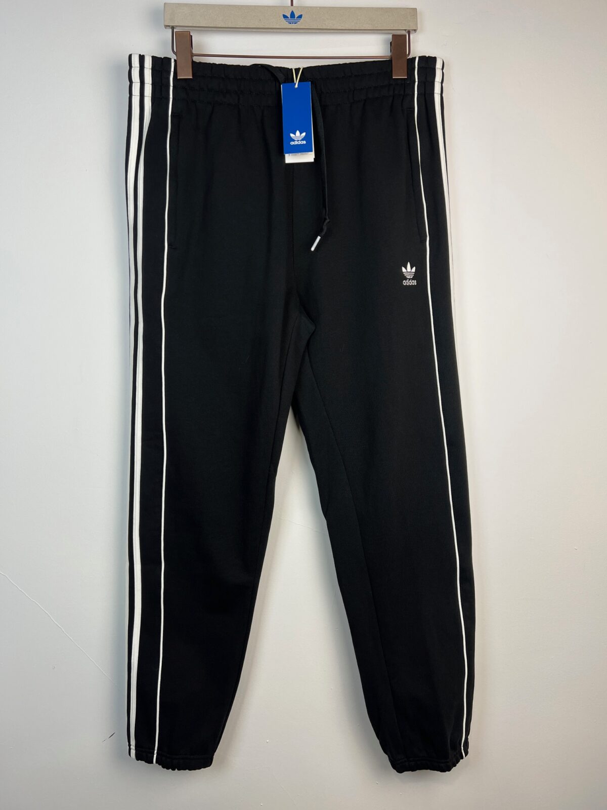 IMG_0581 Spodnie dresowe męskie czarne Adidas ESS SWTP - obrazek 1