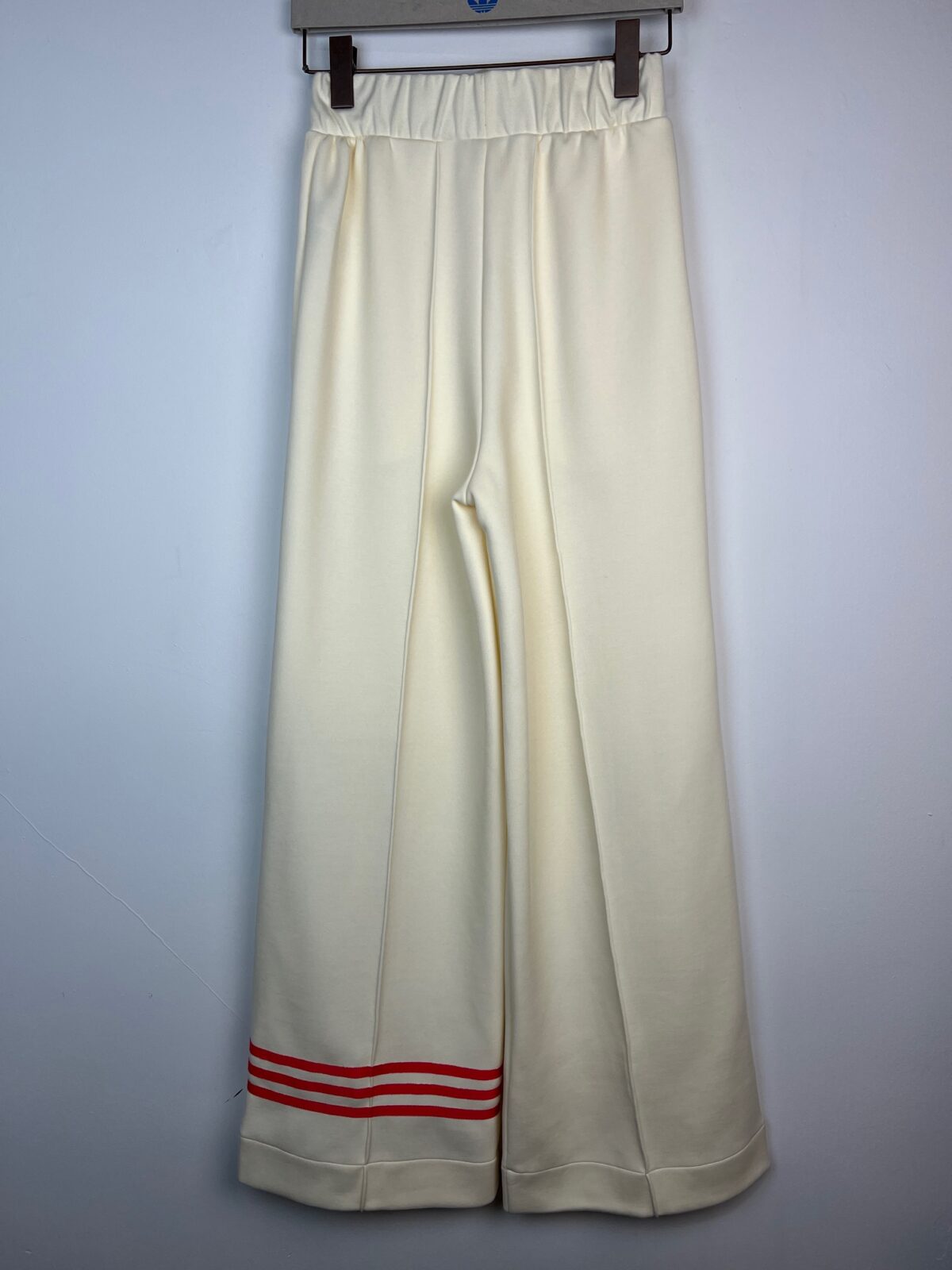Spodnie damskie Adidas Neucl Trackpant kremowe XS - obrazek 2
