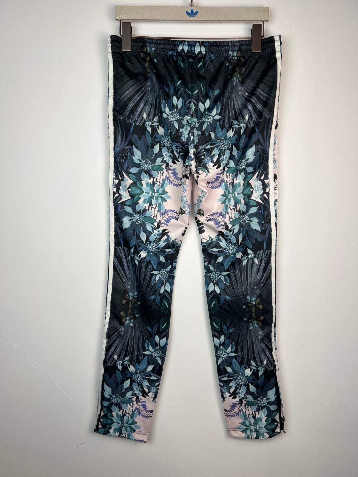 IMG_3080 Spodnie damskie Adidas Originals x Farm S - obrazek 2