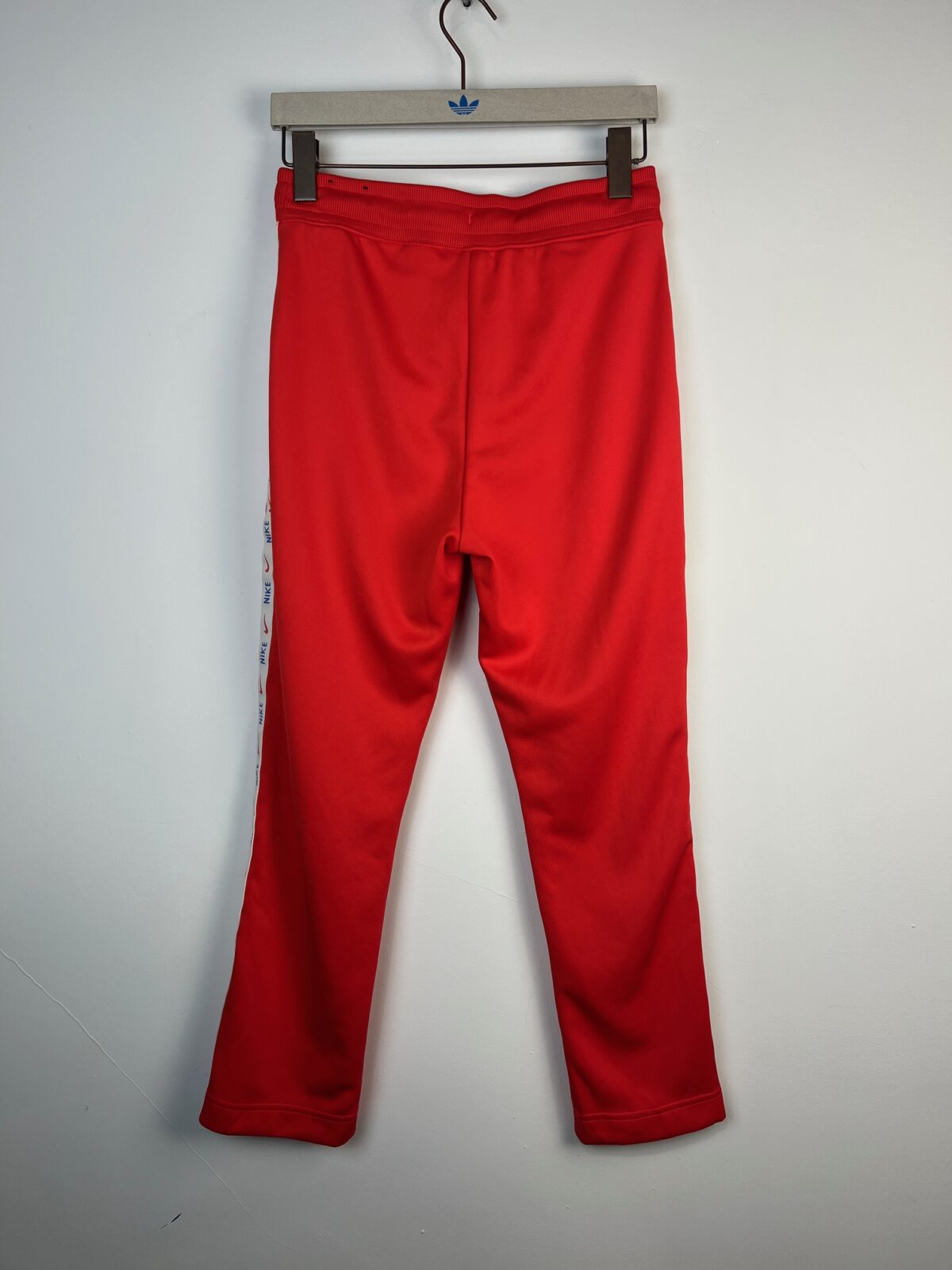 IMG_3128 Spodnie damskie dresowe Nike jasnoczerwone S - obrazek 2
