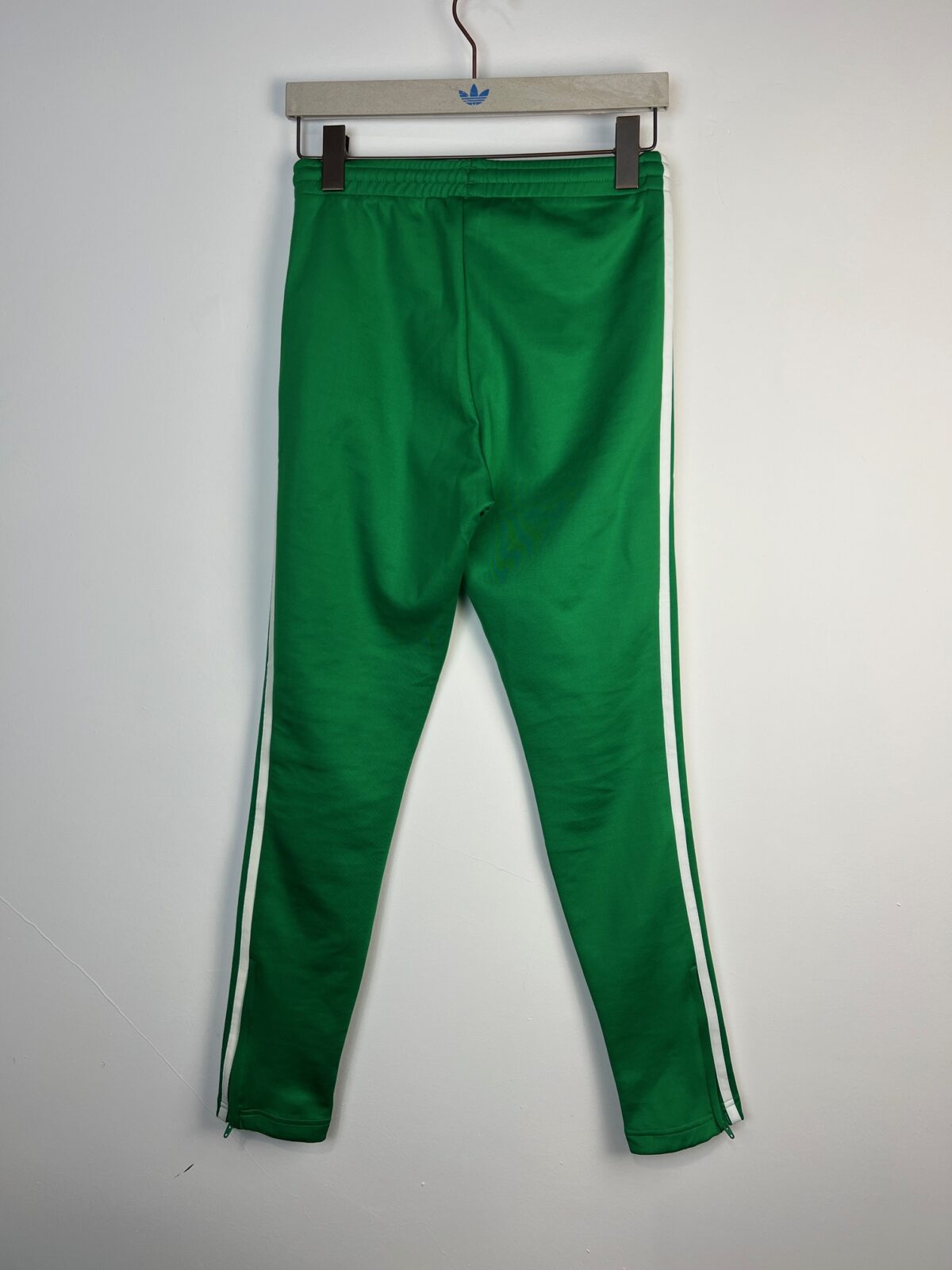 IMG_3131 Spodnie damskie Adidas Originals SST Classic zielone XS - obrazek 2