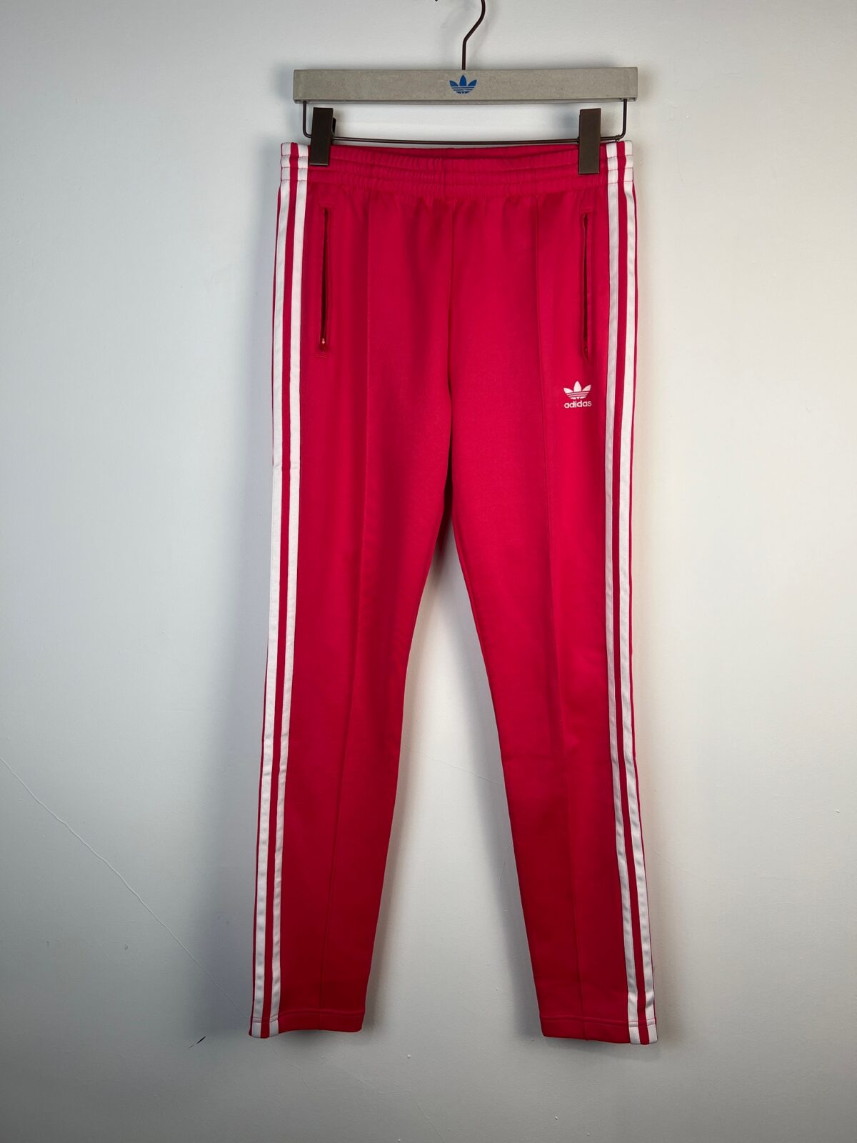 IMG_3132 Spodnie damskie Adidas Originals SST Pants malinowe S - obrazek 1
