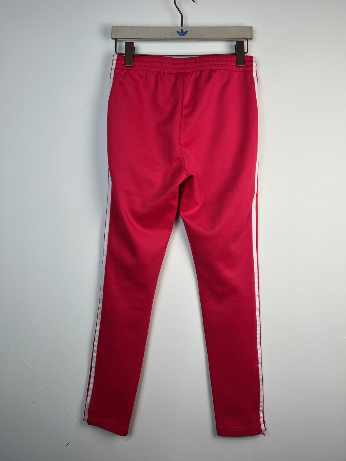 IMG_3133 Spodnie damskie Adidas Originals SST Pants malinowe S - obrazek 2