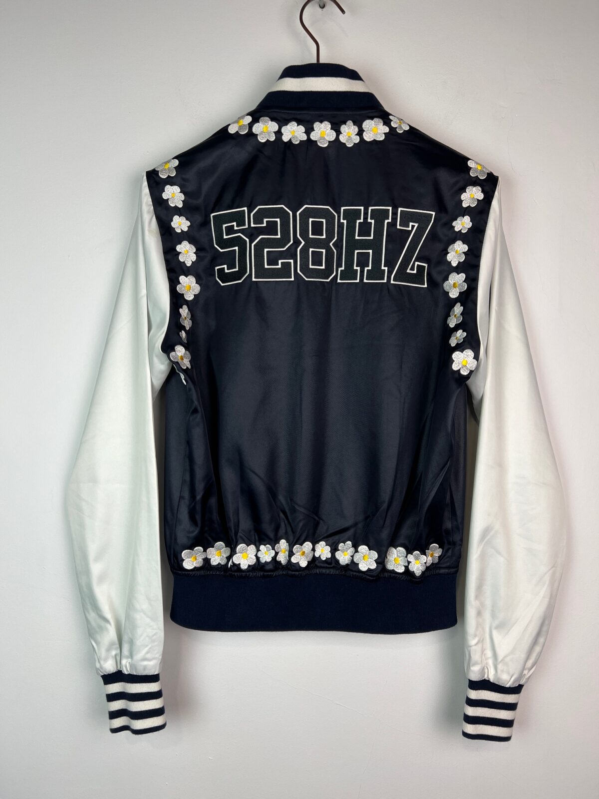 Bomberka Adidas x Pharrell Williams Daisy Varsit S - obrazek 2