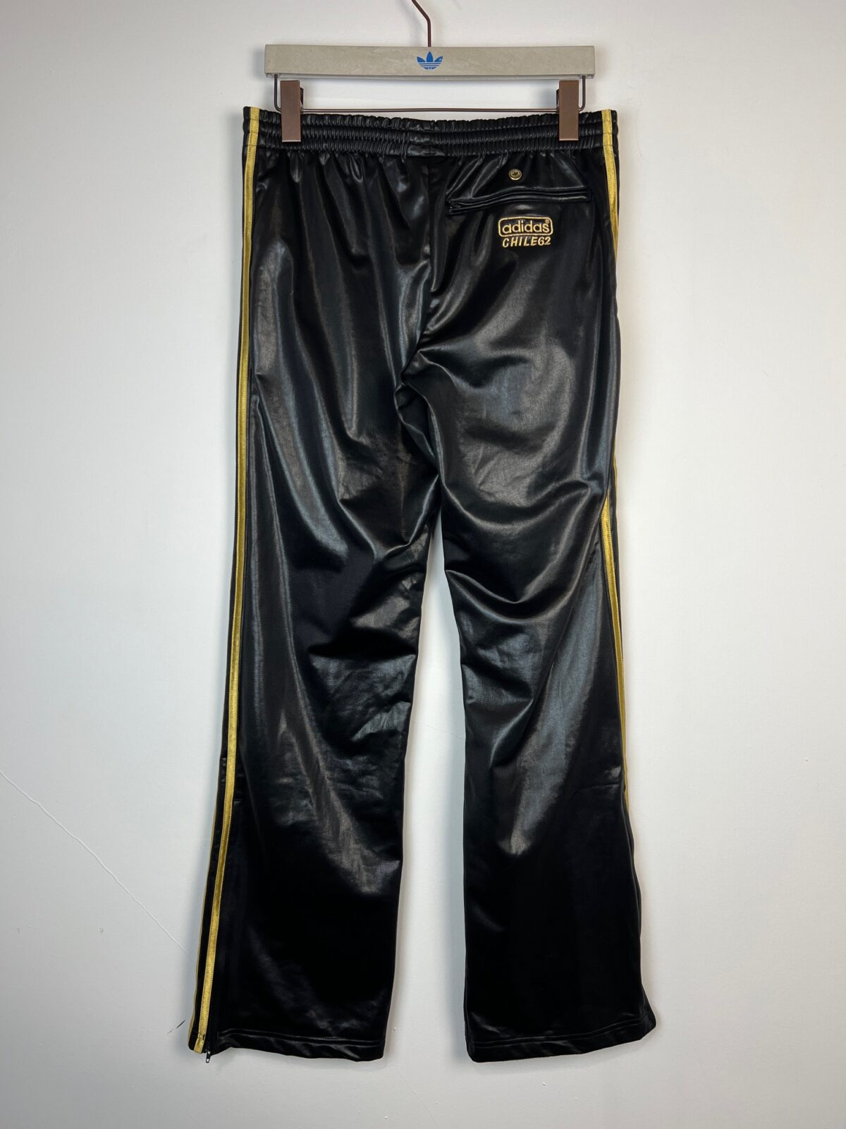 Spodnie męskie Adidas Chile62 czarne złote paski S - obrazek 3