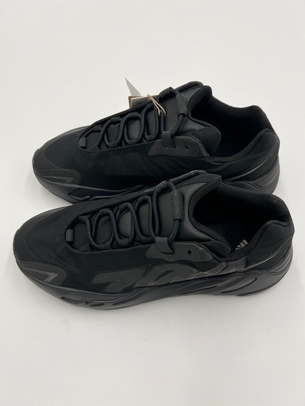 IMG_5961 Sneakersy Adidas Yeezy Boost 700 MNVN Triple Black - obrazek 4