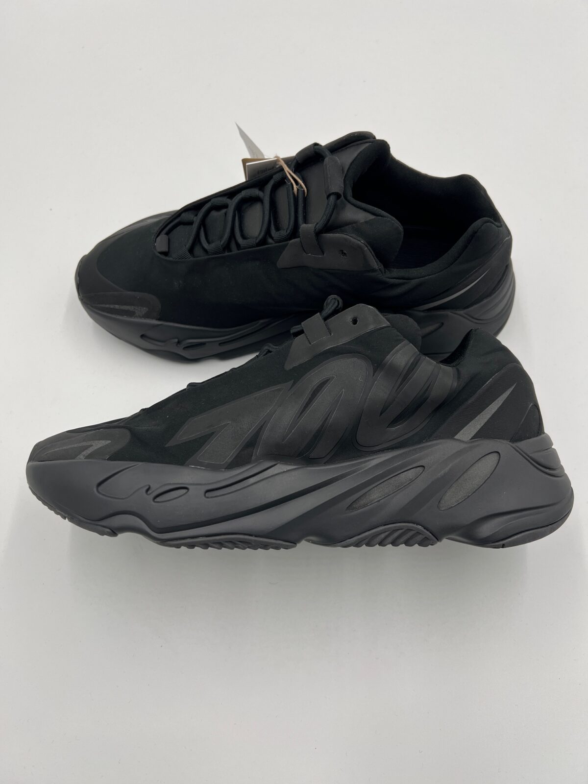 IMG_5962 Sneakersy Adidas Yeezy Boost 700 MNVN Triple Black - obrazek 1