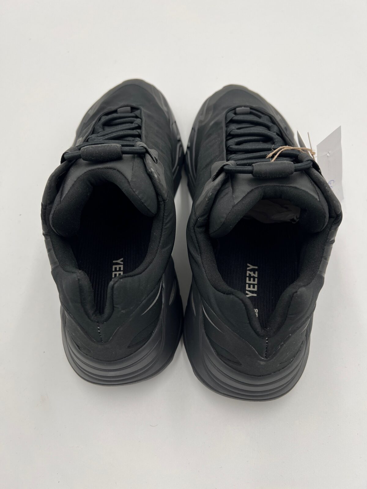 IMG_5963 Sneakersy Adidas Yeezy Boost 700 MNVN Triple Black - obrazek 3