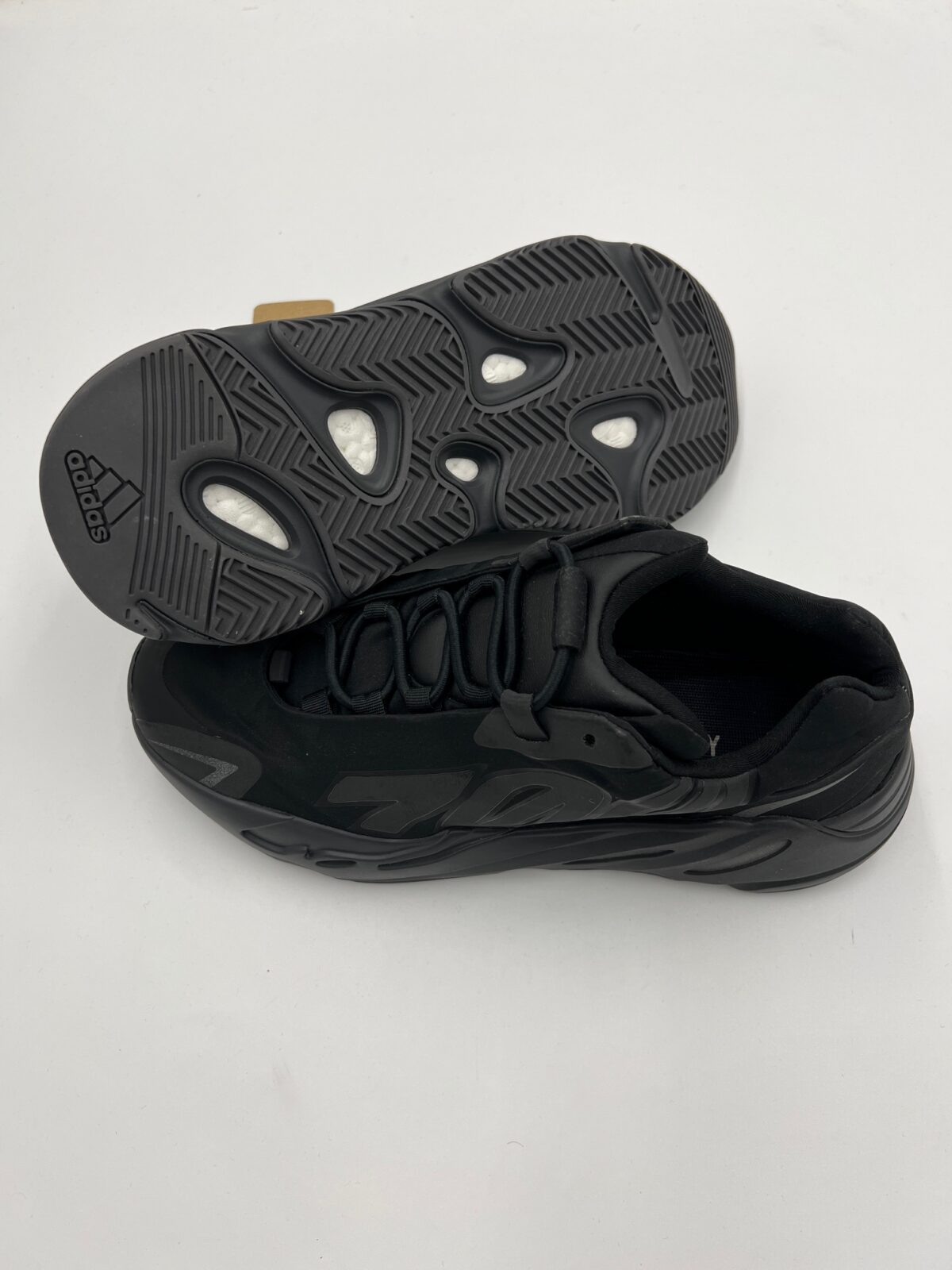 IMG_5964 Sneakersy Adidas Yeezy Boost 700 MNVN Triple Black - obrazek 2