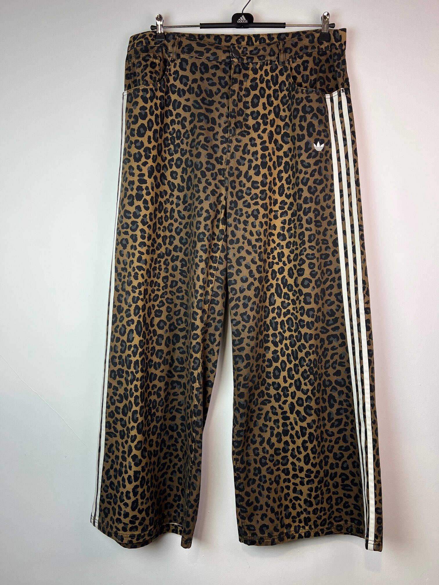 IMG_6422 Spodnie damskie Adidas Denim Loose panterka XL-2XL - obrazek 1