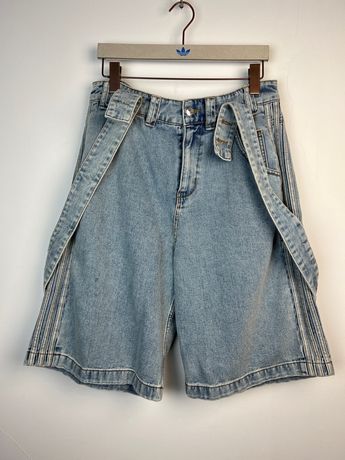 Spodenki jeansowe na szelkach Adidas x Jeremy Scott S-M - obrazek 5